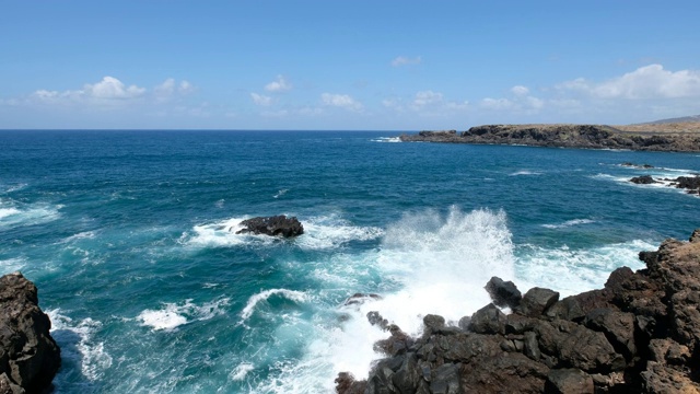 海岸地平线和海浪撞击岩石海岸视频素材