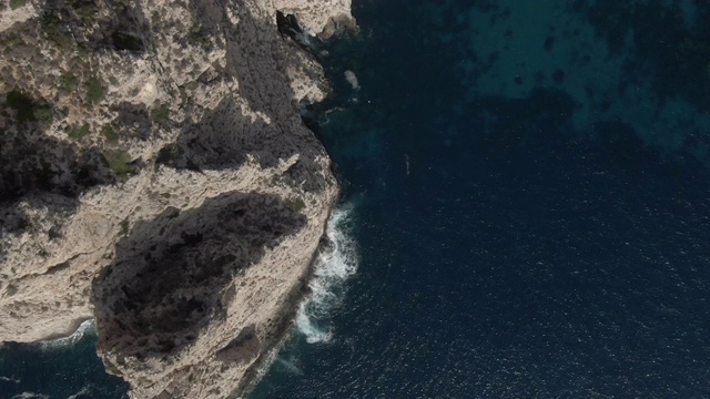 一架无人机拍摄的靠近海洋的悬崖边视频素材