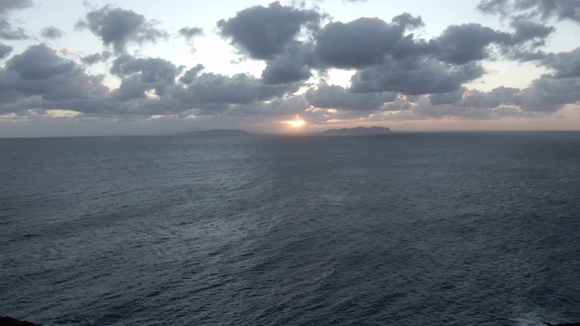 无人机拍摄的岛屿和海洋看日落的太阳视频素材