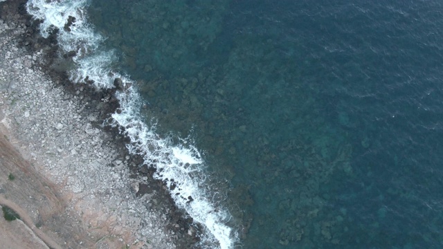 无人机拍摄的岩石海岸线视频素材