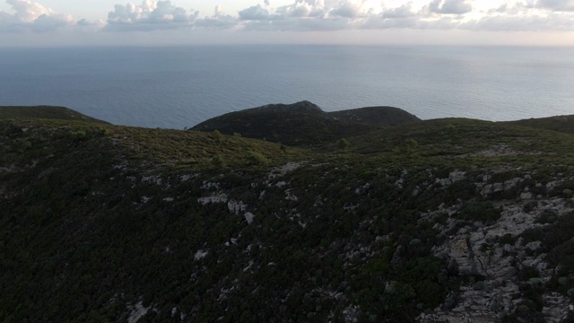 无人机拍摄的日落时分海边的山丘视频素材