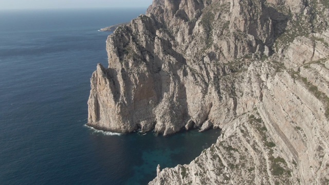 一架无人机拍摄的靠近海洋的悬崖边视频素材