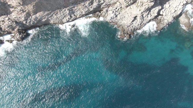 无人机拍摄悬崖附近的蓝色水域视频素材