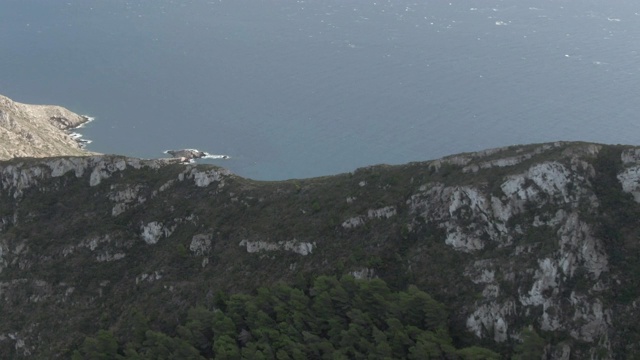 一架无人机在靠近海洋的山脊上飞过视频素材