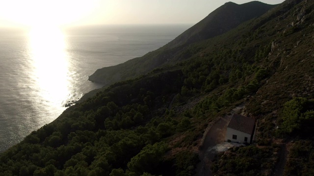 无人机拍摄的日落显示附近的一个岛屿与树木视频素材