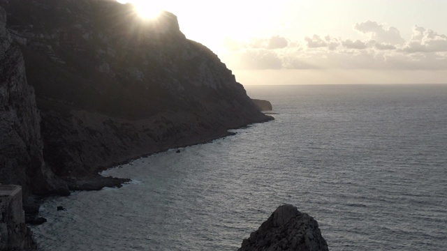 一架无人机拍摄的靠近海洋的岩石半岛视频素材