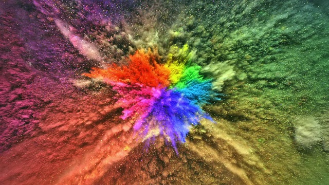 一个充满彩色粉末的表面向相机喷射，在近距离和超慢的动作中制造烟雾纹理视频素材