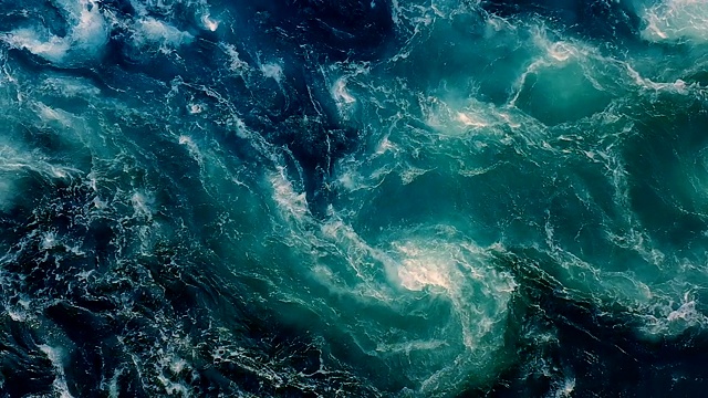 江水和大海的波浪在涨潮和退潮时相遇。视频素材