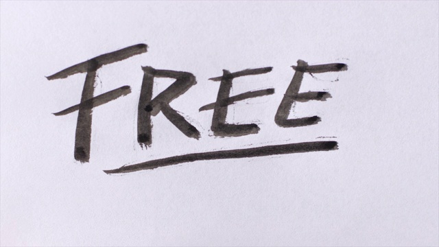 在白纸上用大写字母手写“FREE”视频素材