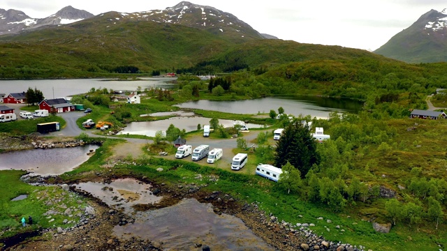 美丽的自然挪威鸟瞰营地放松。视频素材