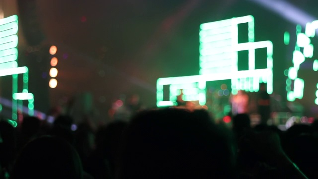 一群人聚会，在音乐会上跳舞的画面视频下载