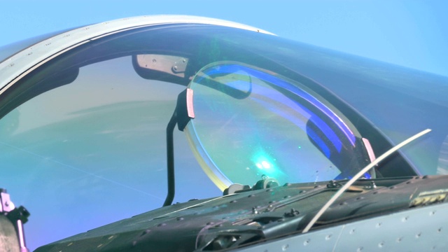 喷气机驾驶员甲板的玻璃窗视频素材