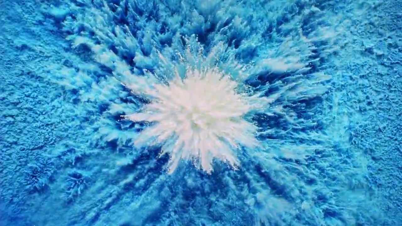 一个充满白色和蓝色粉末的表面向相机喷射，在近距离和超慢的动作中产生烟熏纹理视频素材