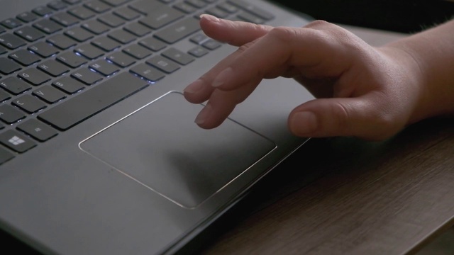 在笔记本键盘上打字的女人视频下载