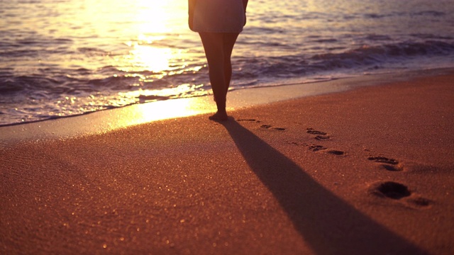 日落时分，一个女人走向大海视频素材