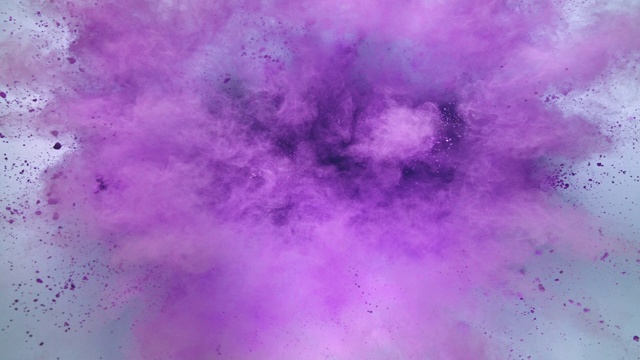 在特写镜头和超慢镜头中，紫色的粉末向镜头爆炸，背景为浅紫色视频素材