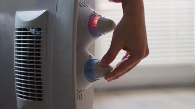 CU，冬季打开采暖散热器。调整散热器上的温度旋钮。视频下载