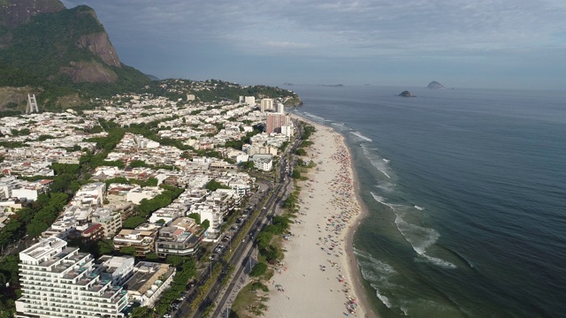 Barra da Tijuca的海滩鸟瞰图，在阳光明媚的一天，巴西。伟大的景观。假期旅行。旅游目的地。热带旅行。视频下载