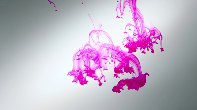 彩色水滴在水中扩散/韩国视频素材