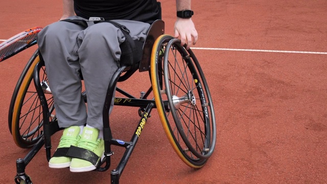 残疾人在户外坐轮椅打网球视频素材