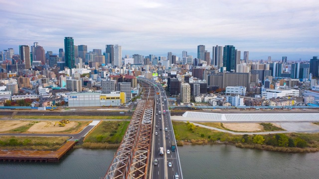 日本大阪市高速公路和建筑物上的汽车。视频素材