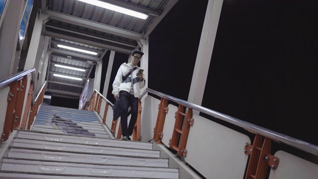 一个年轻的亚洲男人下班回家视频素材