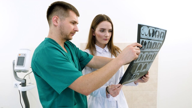 医务人员审查和讨论x射线扫描。4 k视频素材