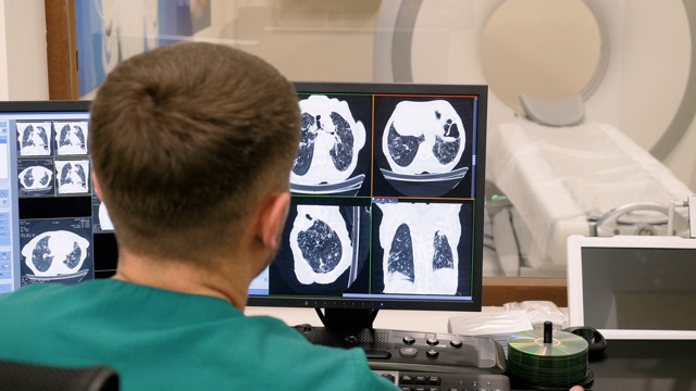 放射科医生在控制室看着肺部活动监视器的结果。4 k视频素材