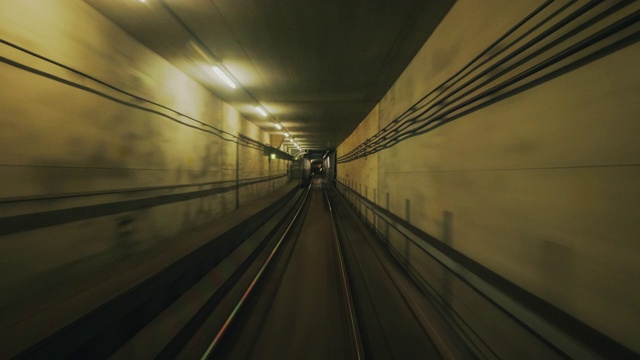 在地下的方形地铁隧道中旅行视频下载