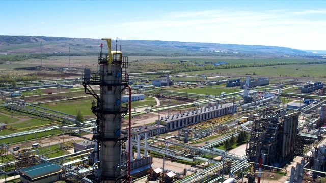 天然气炼油厂塔对植物鸟瞰图视频素材