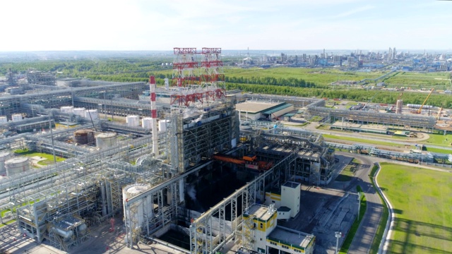天然气炼厂生产塔上视图视频素材
