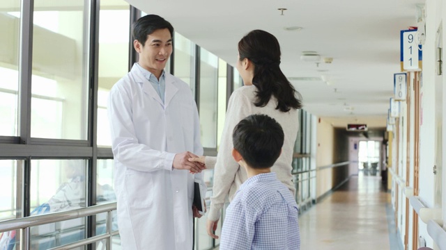 亚洲医生与母亲和儿子在医院交谈视频素材