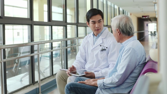 年轻的亚洲医生与年长的亚洲病人交谈视频素材