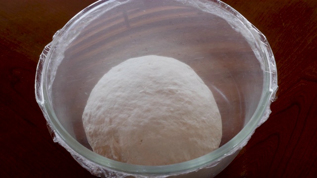 面包在用保鲜膜包裹的玻璃碗中发酵一段时间视频素材