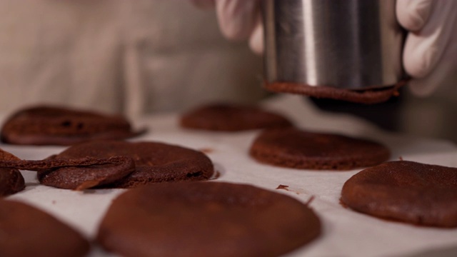 制作巧克力饼干视频素材