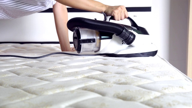 螨虫吸尘器清洁床垫除尘器视频素材