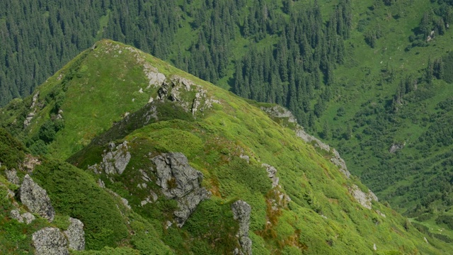 山顶岩石与绿色的草视频下载
