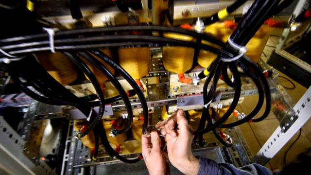 工人安装配电板划分电力馈电视频素材