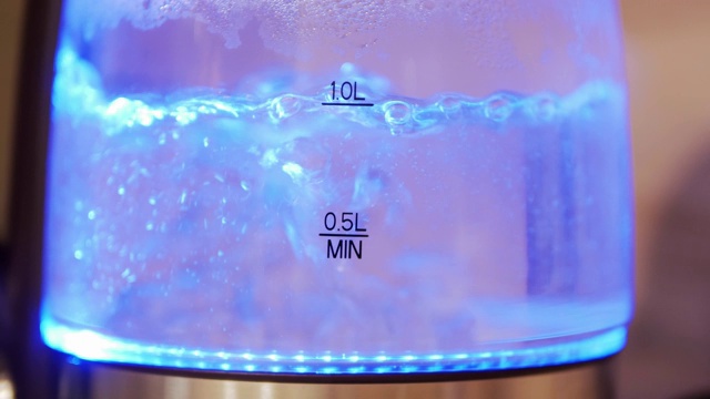 用带蓝色灯的水壶烧水视频素材