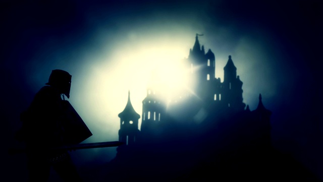 黑暗骑士到达黑暗恐怖的城堡视频素材