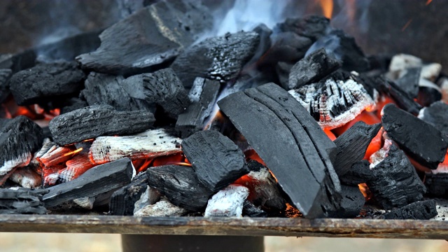 木制的余烬漂亮地发光烧烤架与发光和燃烧的热木炭视频素材
