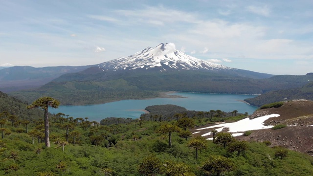孔吉里奥国家公园里的亚伊马火山和孔吉里奥湖鸟瞰图视频素材