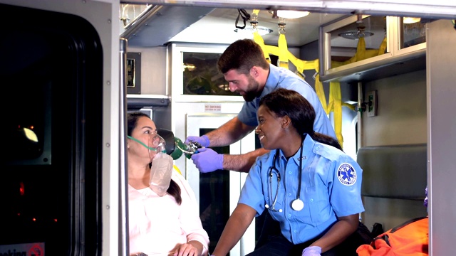 救护人员在救护车内照顾病人视频下载