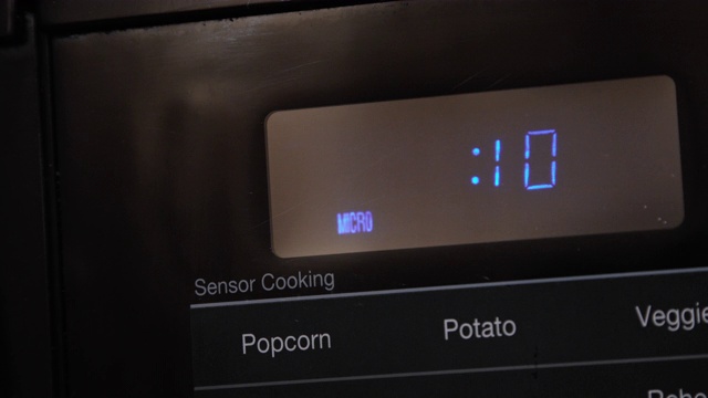 近距离10秒进入和倒计时烹饪时间在一个黑色数字显示微波视频下载