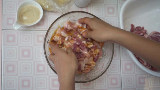 把猪肉用酱汁腌在碗里。泰国菜。视频下载