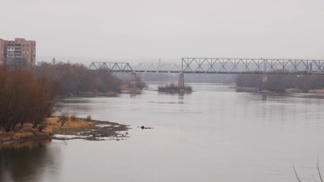 乌克兰和摩尔多瓦边境。德涅斯特河上的乌克兰和摩尔多瓦的州边界。边境的海关检查点。视频素材