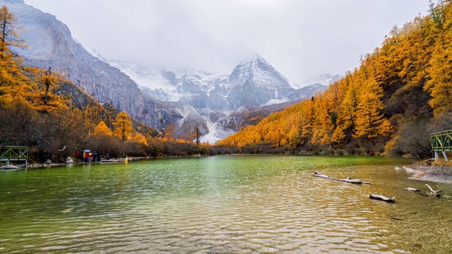 中国亚丁自然保护区珍珠湖的时间流逝视频下载