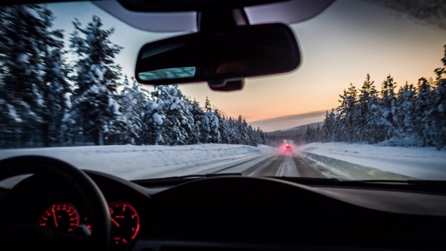 驾车穿越冬日仙境视频素材