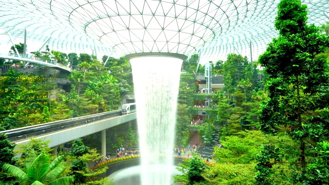 新加坡樟宜——2019年9月左右，樟宜明珠玻璃圆顶内的瀑布，火车经过视频素材