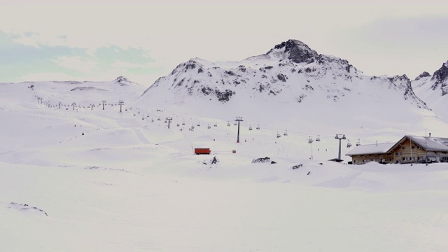 滑雪度假在瑞士山度假村的梅尔基西-弗鲁特视频素材